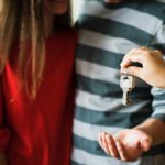 Nuori pariskunta vastaanottaa avaimet ASP-lainalla ostamaansa ensiasuntoon