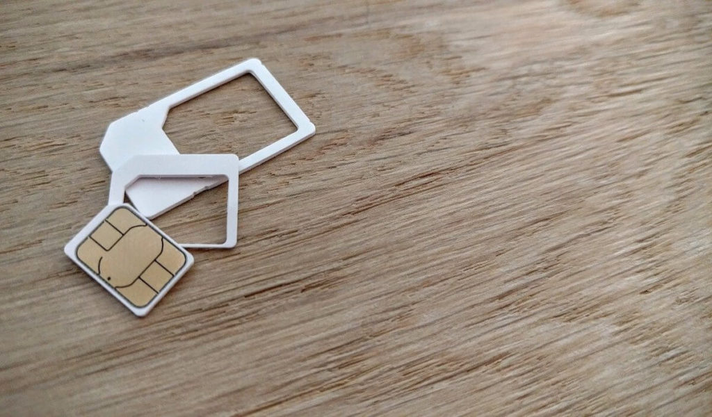 Nano ja mikro sim kortit pöydällä