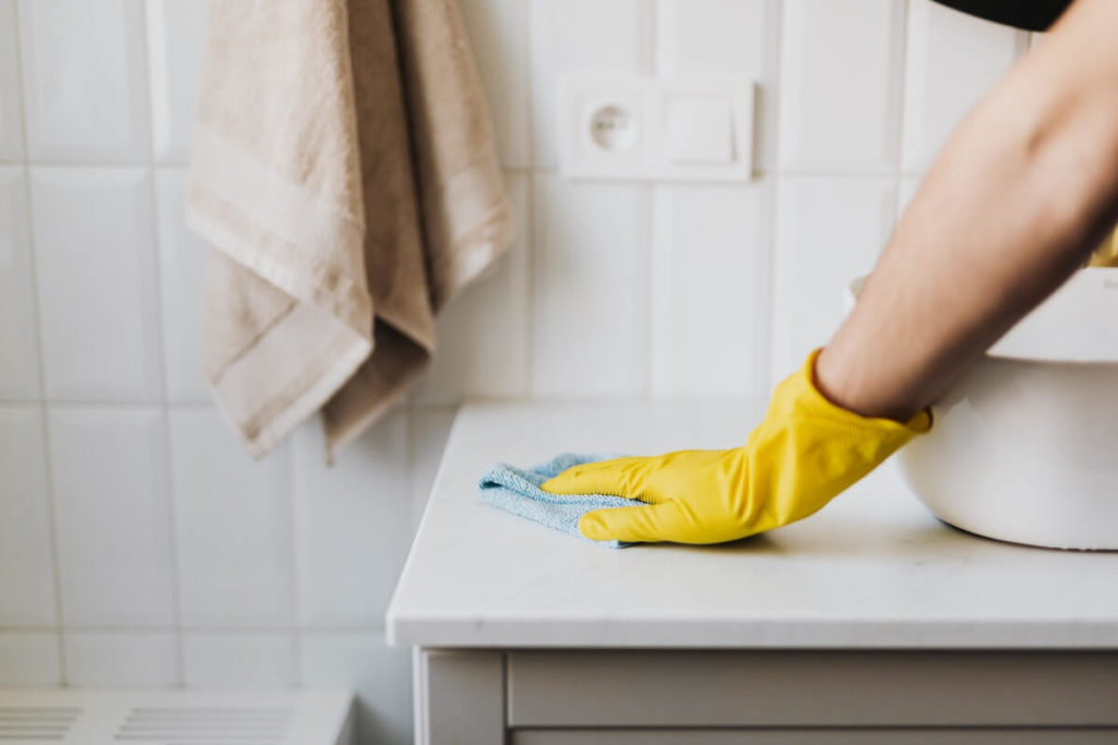 Siivoja, jonka palvelu kuuluu kotitalousvähennyksen piiriin, puhdistaa kylpyhuoneen pintoja