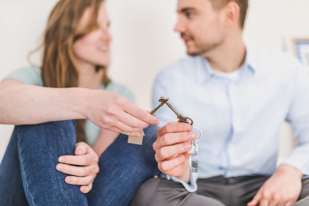 Nainen ja mies ovat saaneet Bluestepin asuntolainan ja pitävät käsissään asunnon avaimia